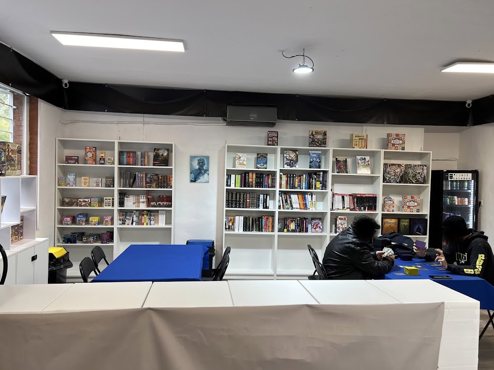 A dado y pluma, tienda de TCG en Sevilla
