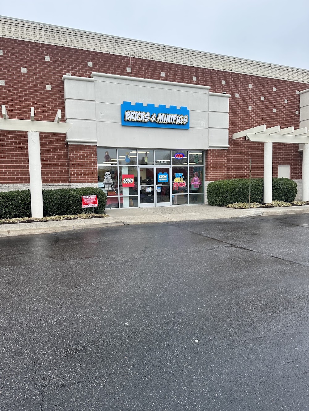 Bricks & Minifigs Richmond Westend, tienda de TCG en Glen Allen
