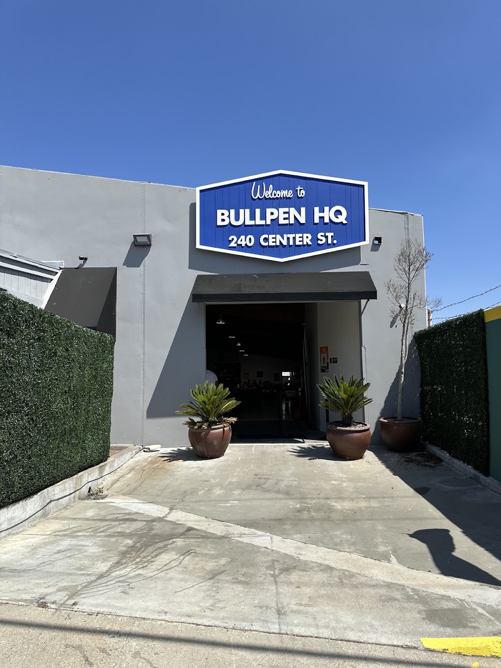 Bullpen Sports HQ, tienda de TCG en El Segundo