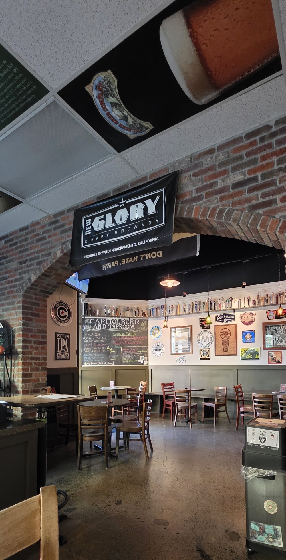 Capitol Beer and Tap Room, tienda de TCG en Sacramento