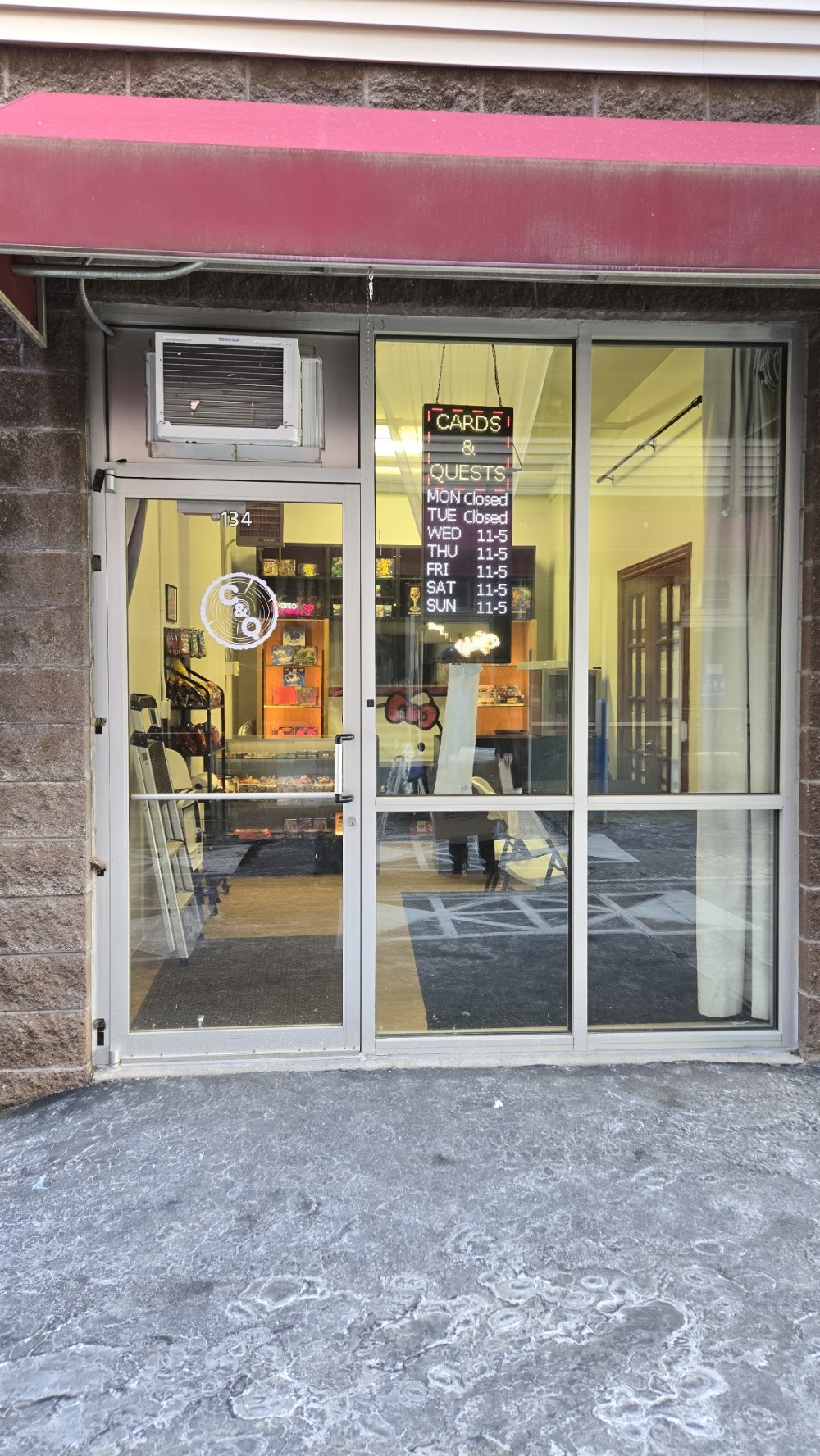 CARDS & QUESTS, tienda de TCG en Glendale