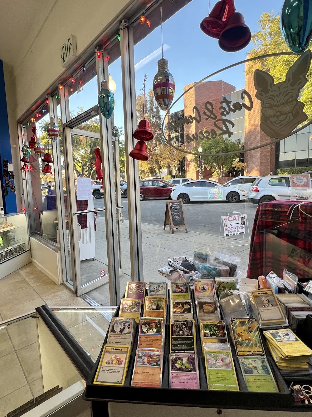 Cats and Comics Rescue, tienda de TCG en Upland