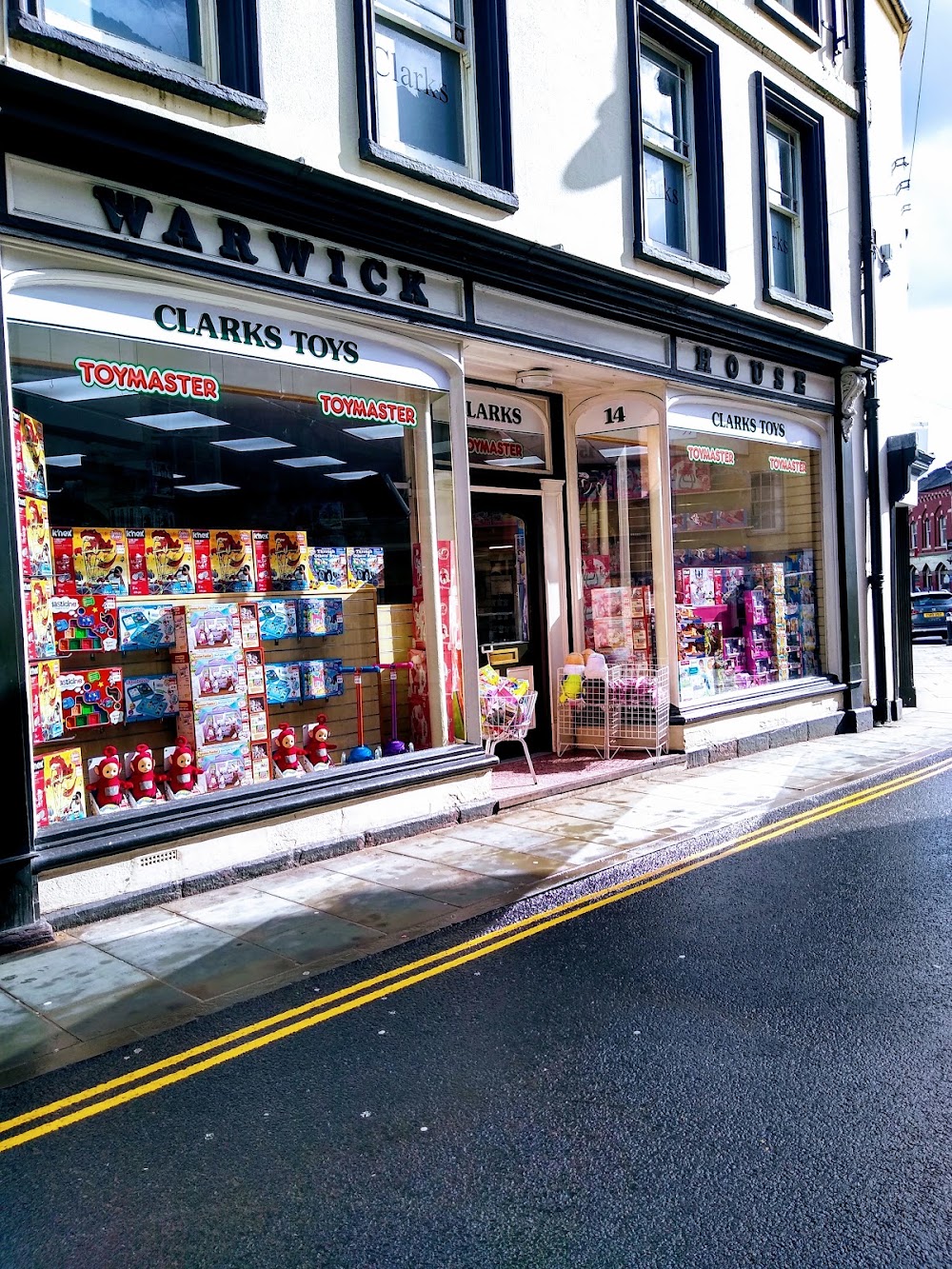 Clarks Toys, tienda de TCG en Brecon