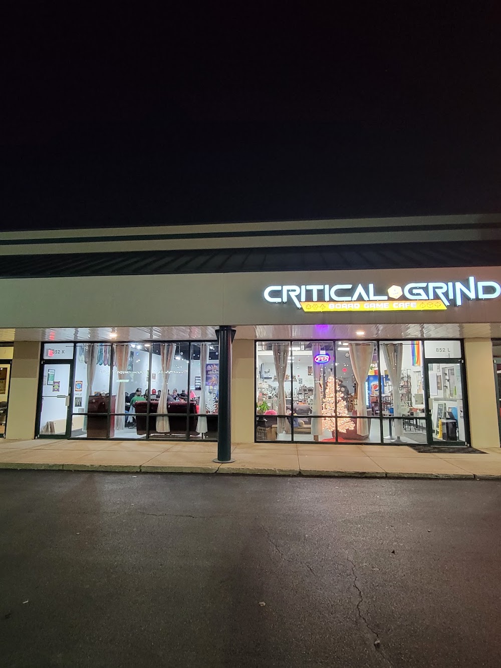 Critical Grind Board Game Cafe, tienda de TCG en Shorewood