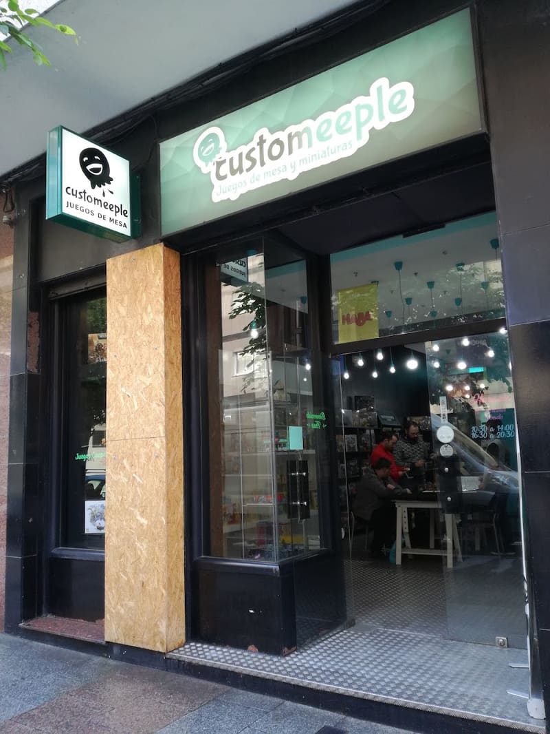 CUSTOMEEPLE, a TCG store in Vigo