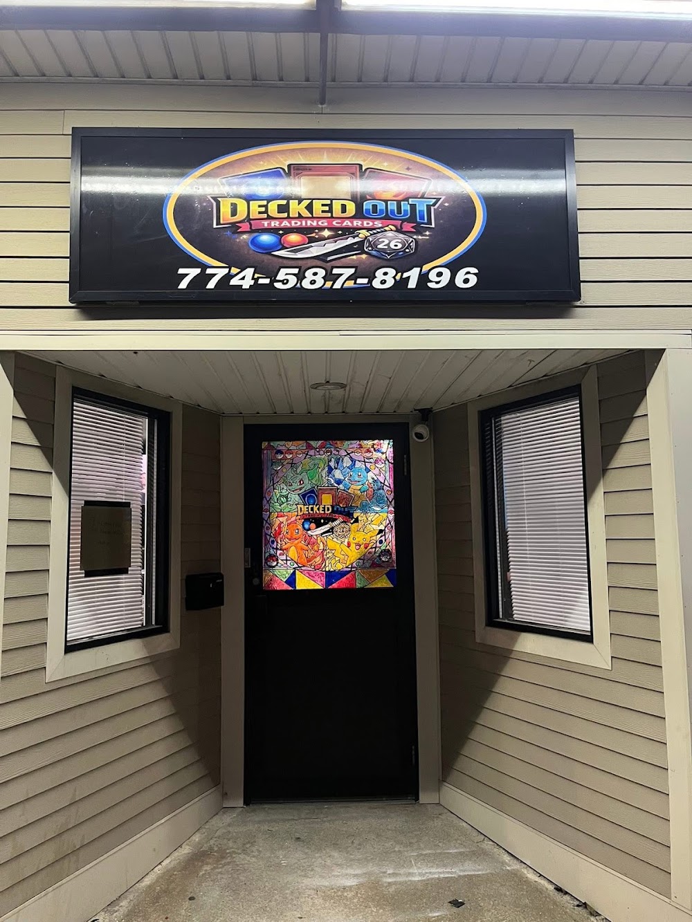 Decked Out Trading Cards, tienda de TCG en Fall River