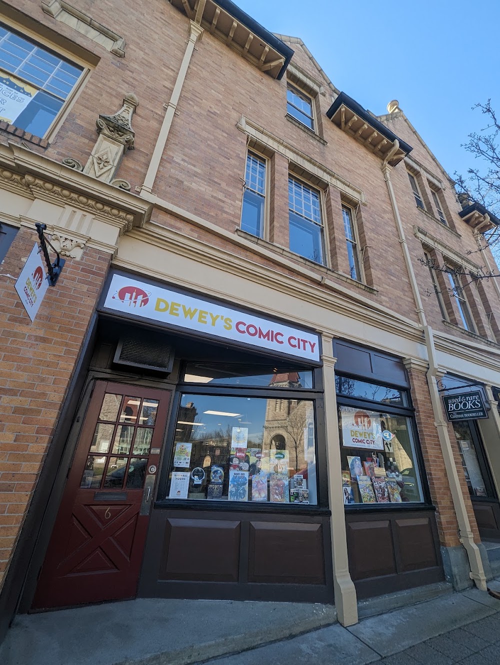 DEWEY'S COMIC BOOK CITY!, tienda de TCG en Madison
