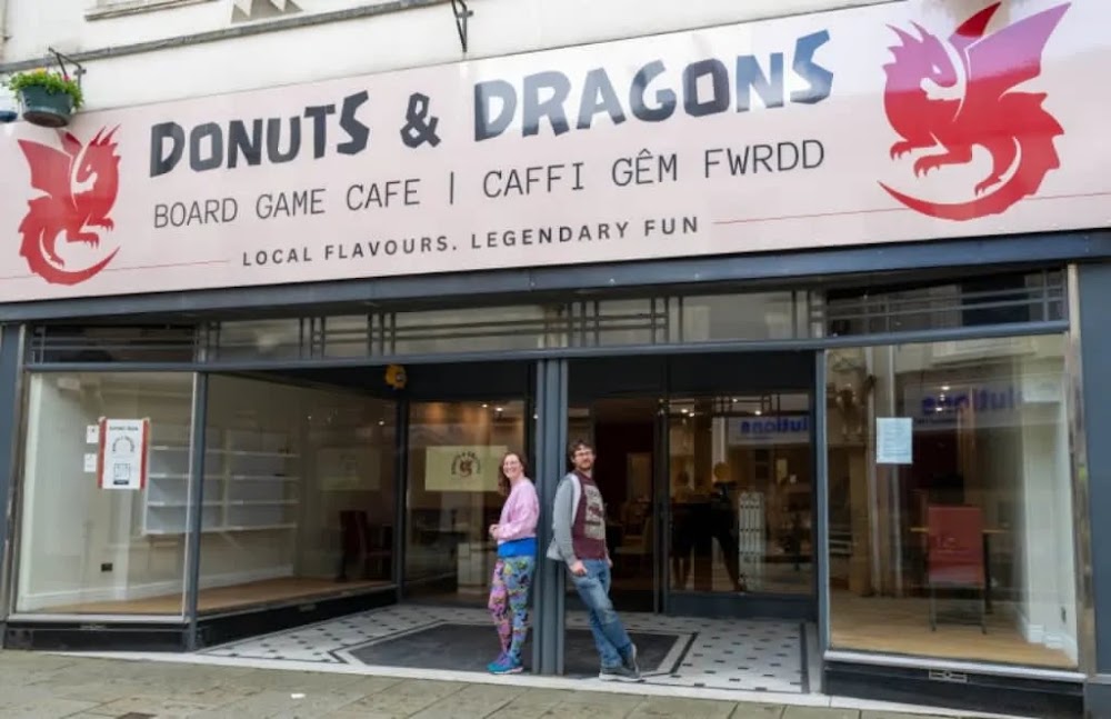 Donuts & Dragons, tienda de TCG en Carmarthen