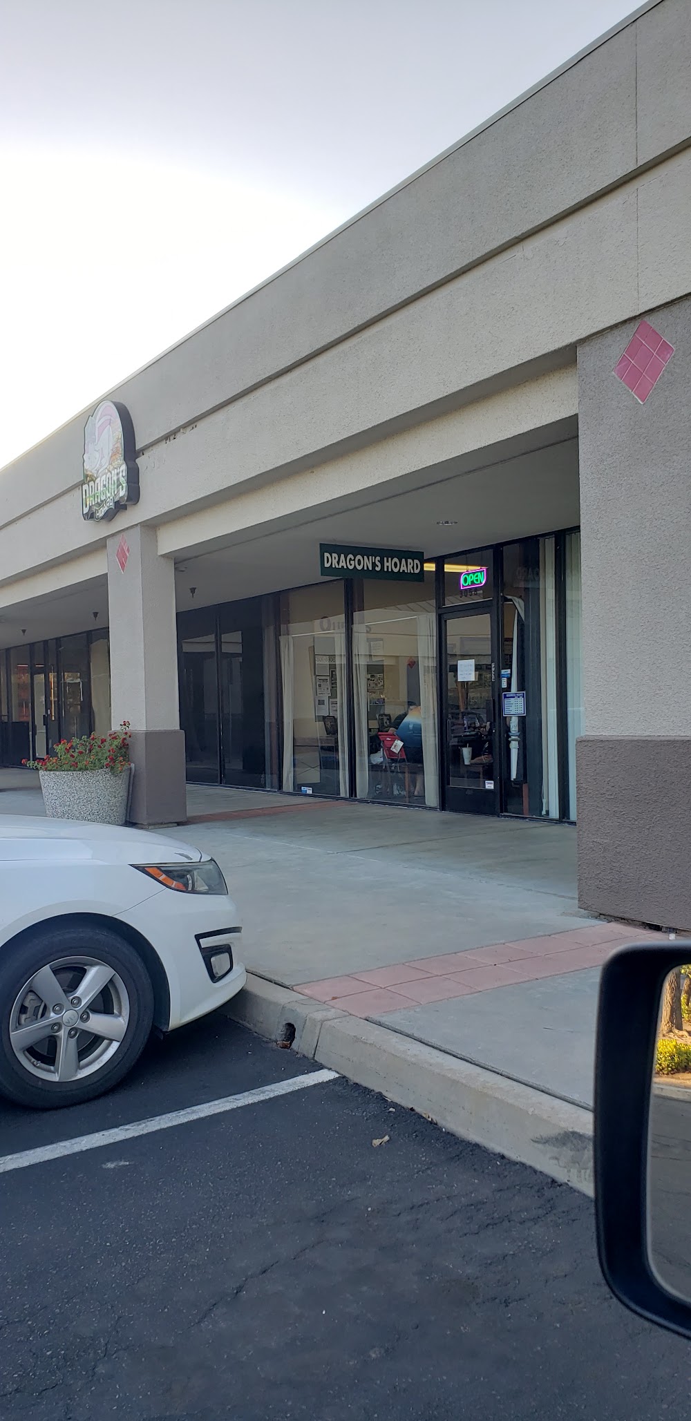 Dragon's Hoard, LLC, tienda de TCG en Fresno