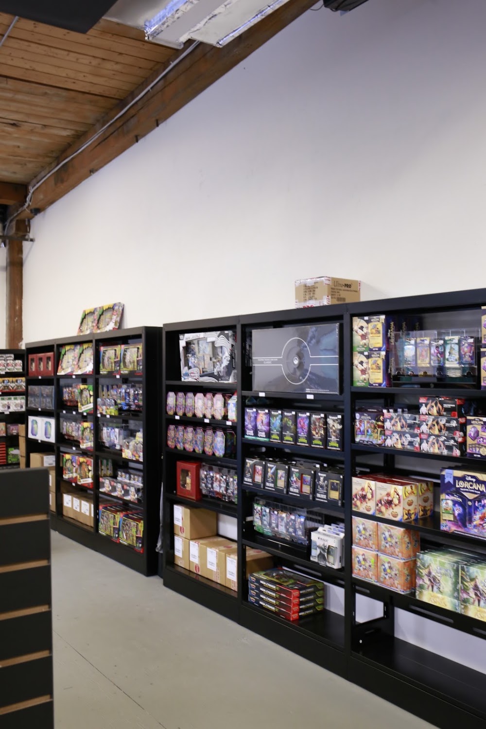 Dynamic Card Collectors, tienda de TCG en Charlton