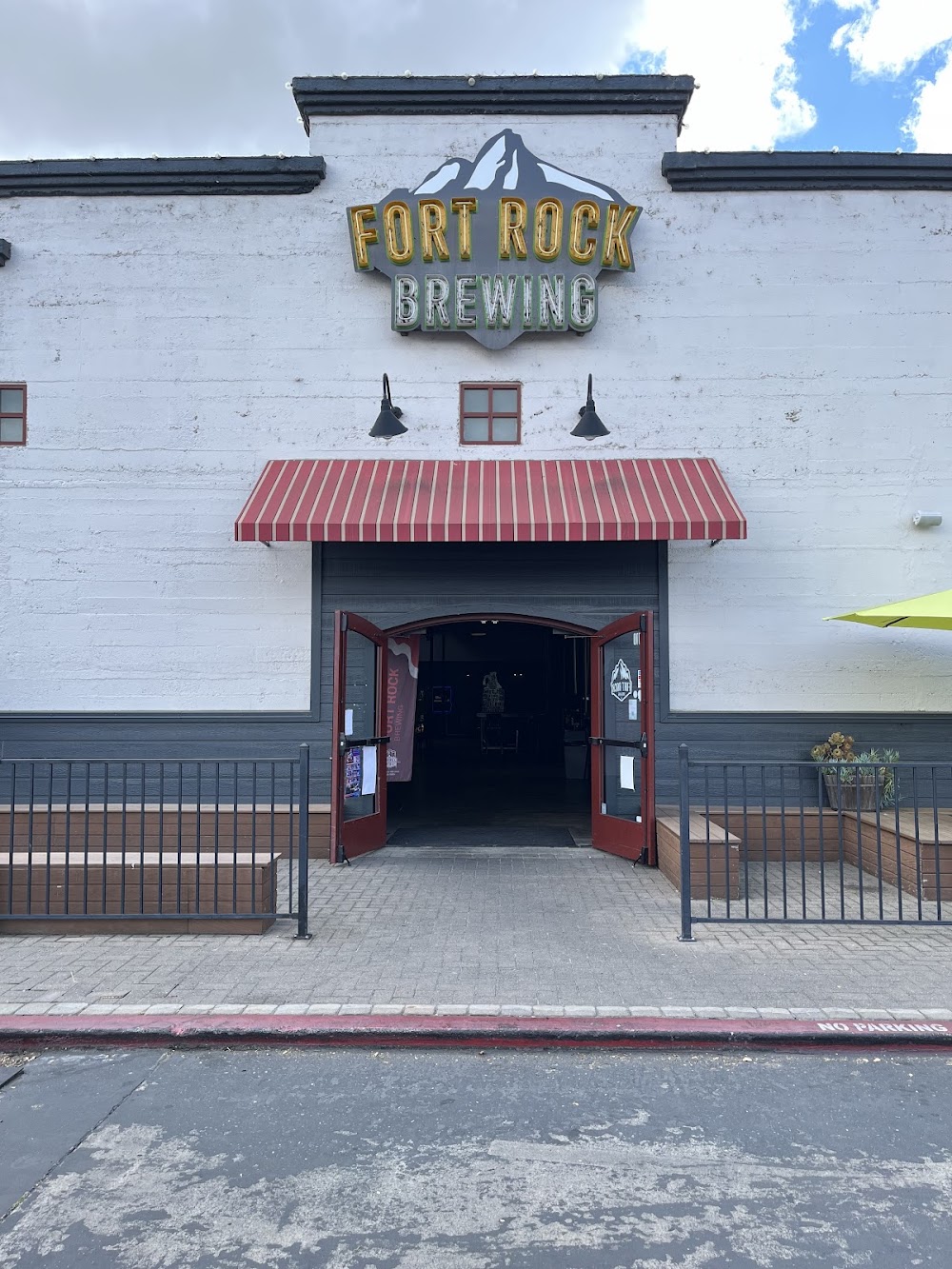 Fort Rock Brewing, tienda de TCG en Rancho Cordova