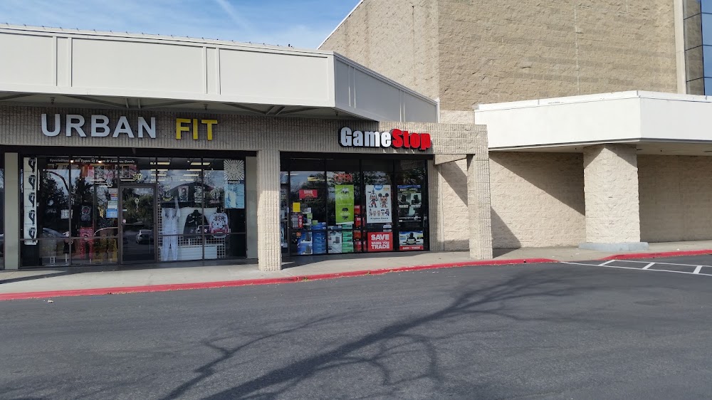 GameStop - 0748 - College Sq. Shopping Center, tienda de TCG en Stockton