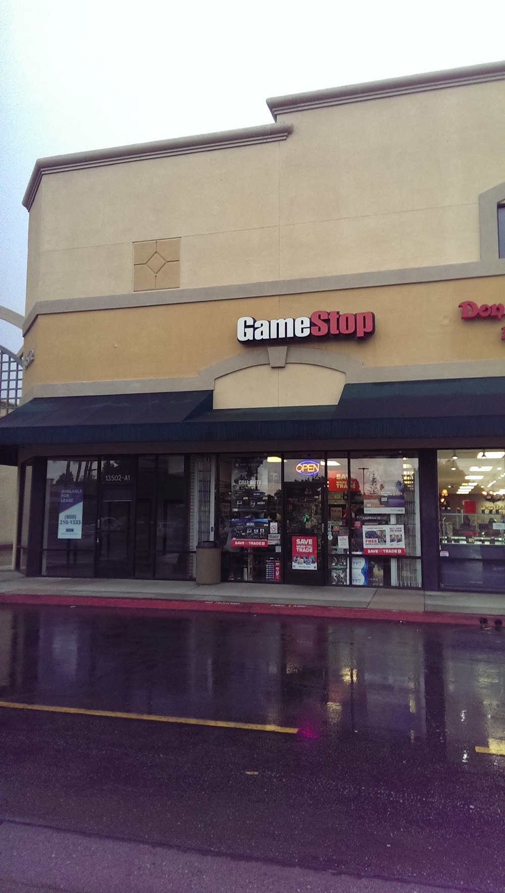 GameStop - 0862 - Quad at Whittier, tienda de TCG en Whittier