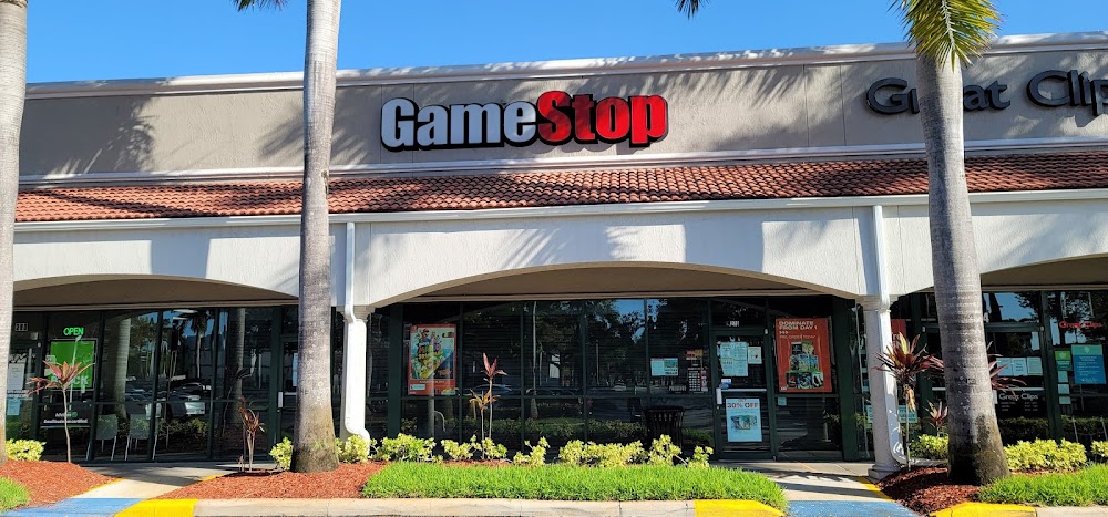 GameStop - 3835 - Hollywood Hills Plaza, tienda de TCG en Hollywood