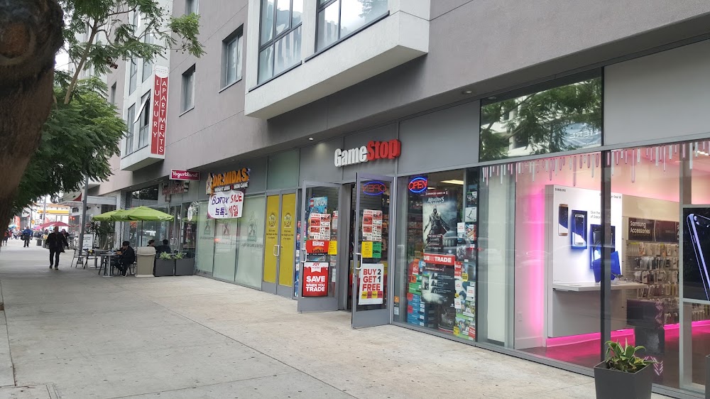 GameStop - 3878 - Wilshire & Vermont, tienda de TCG en Los Angeles