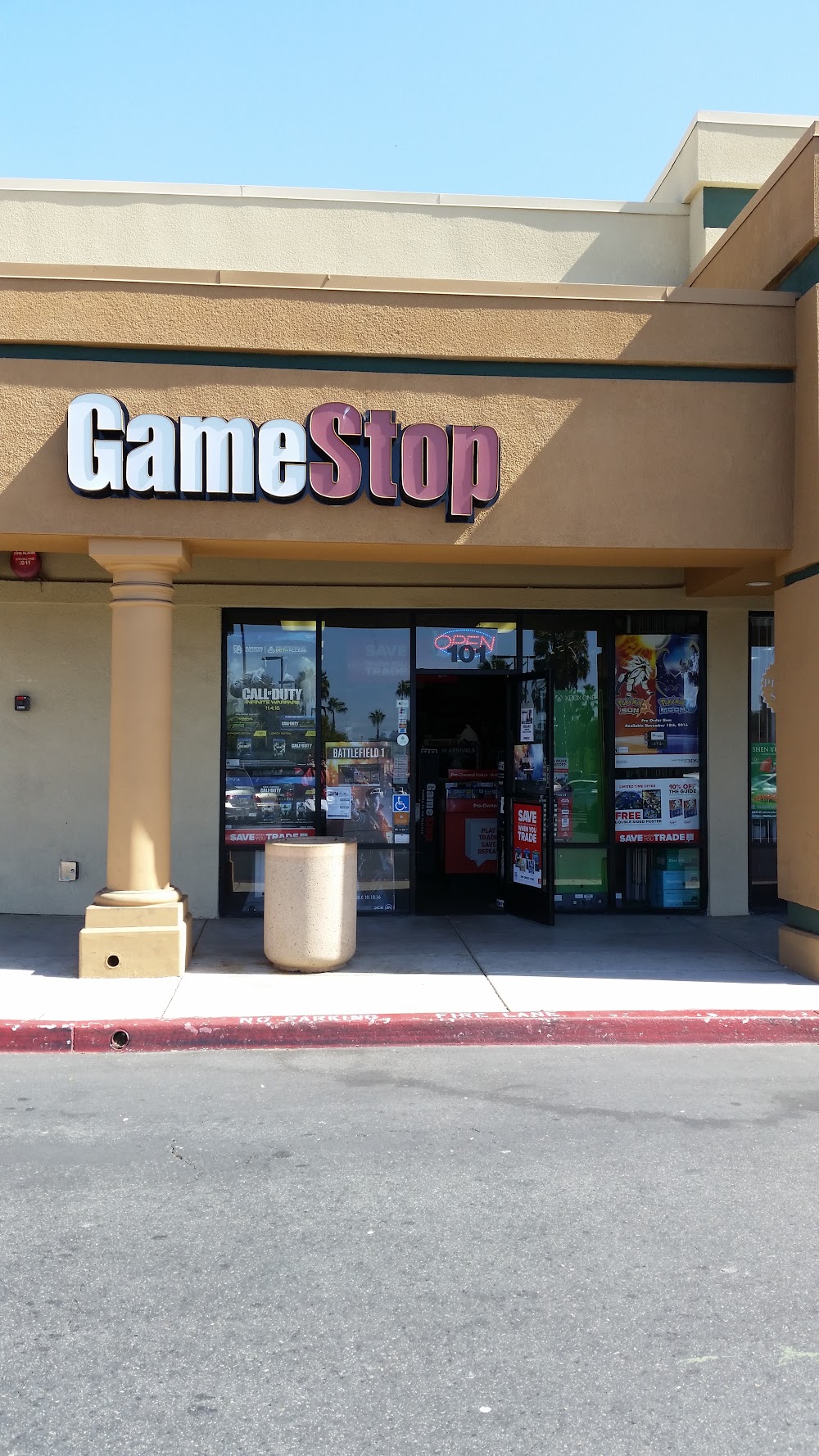 GameStop - 423 - Vista, tienda de TCG en Vista