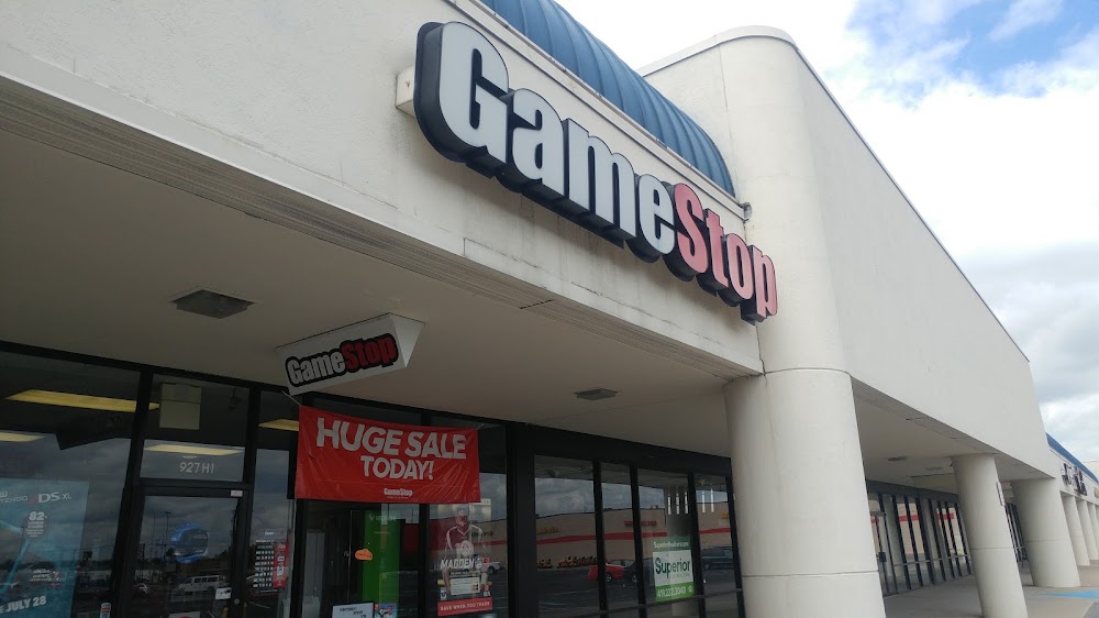 GameStop - 4883 - Clock Tower Plaza, tienda de TCG en Lima