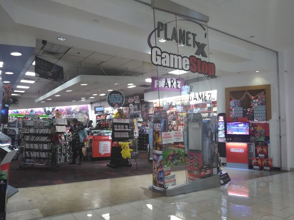 GameStop - 502 - Glendale Galleria Mall - GameStop Planet X, tienda de TCG en Glendale