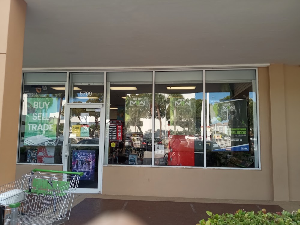 GameStop - 5159 - Airpark Plaza, tienda de TCG en Miami