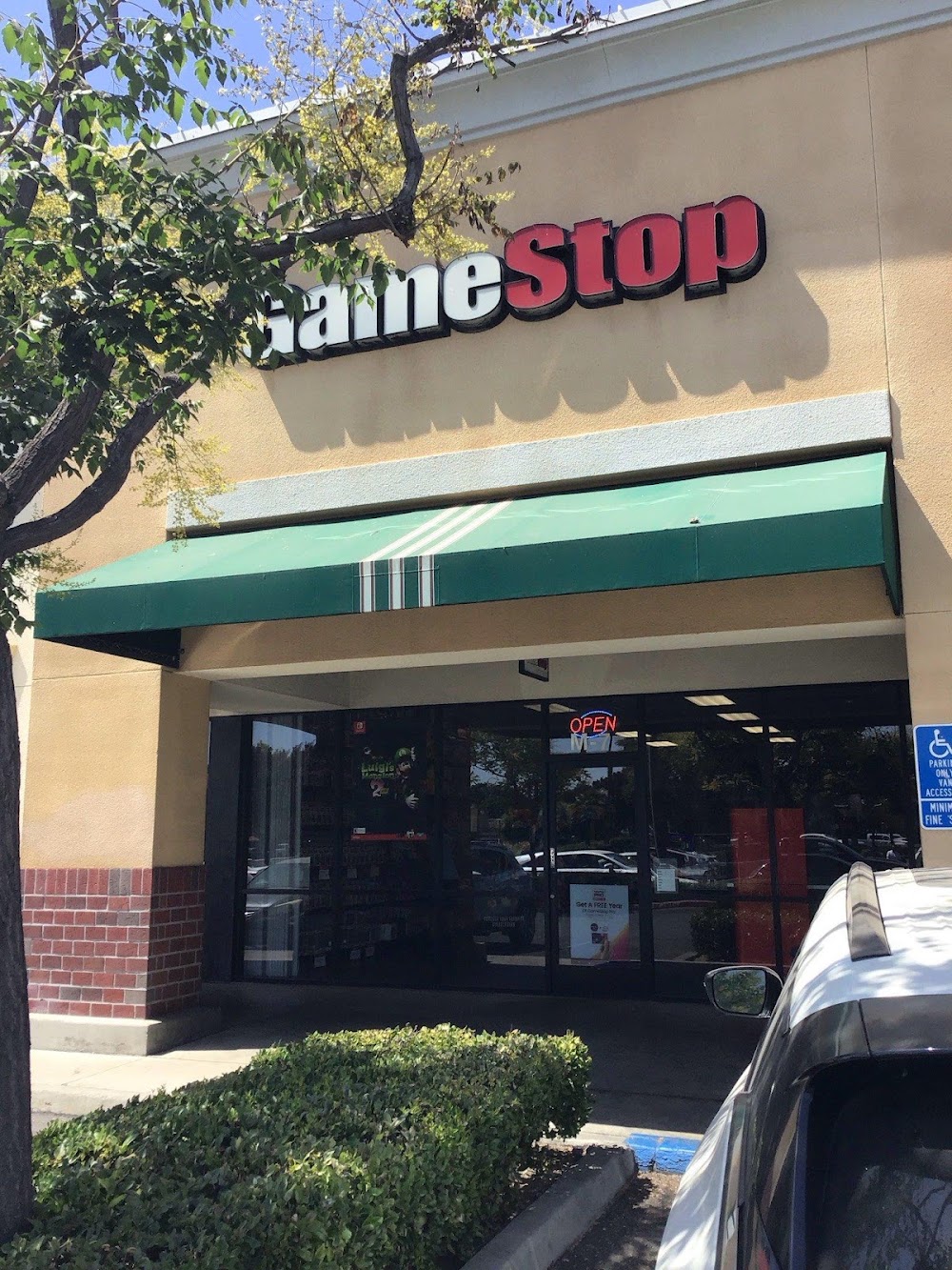 GameStop #5322, tienda de TCG en Visalia