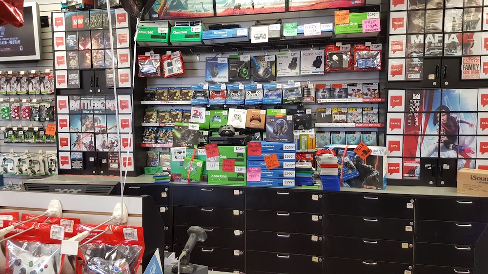 GameStop - 5404 - Vineyard Valley Center, tienda de TCG en Fontana