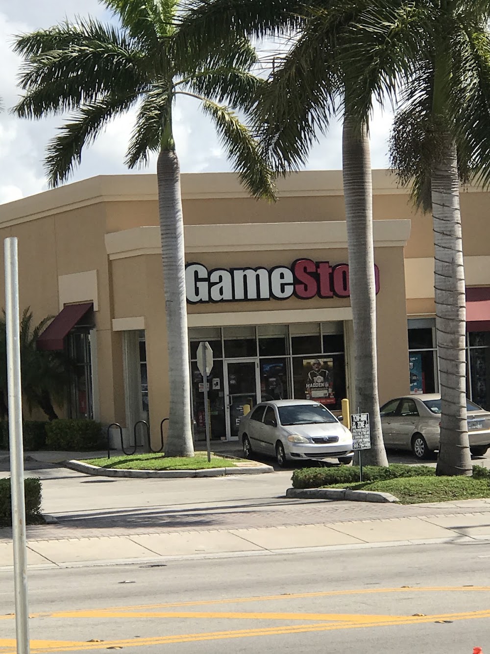 GameStop - 6001 - Edison Marketplace, tienda de TCG en Miami