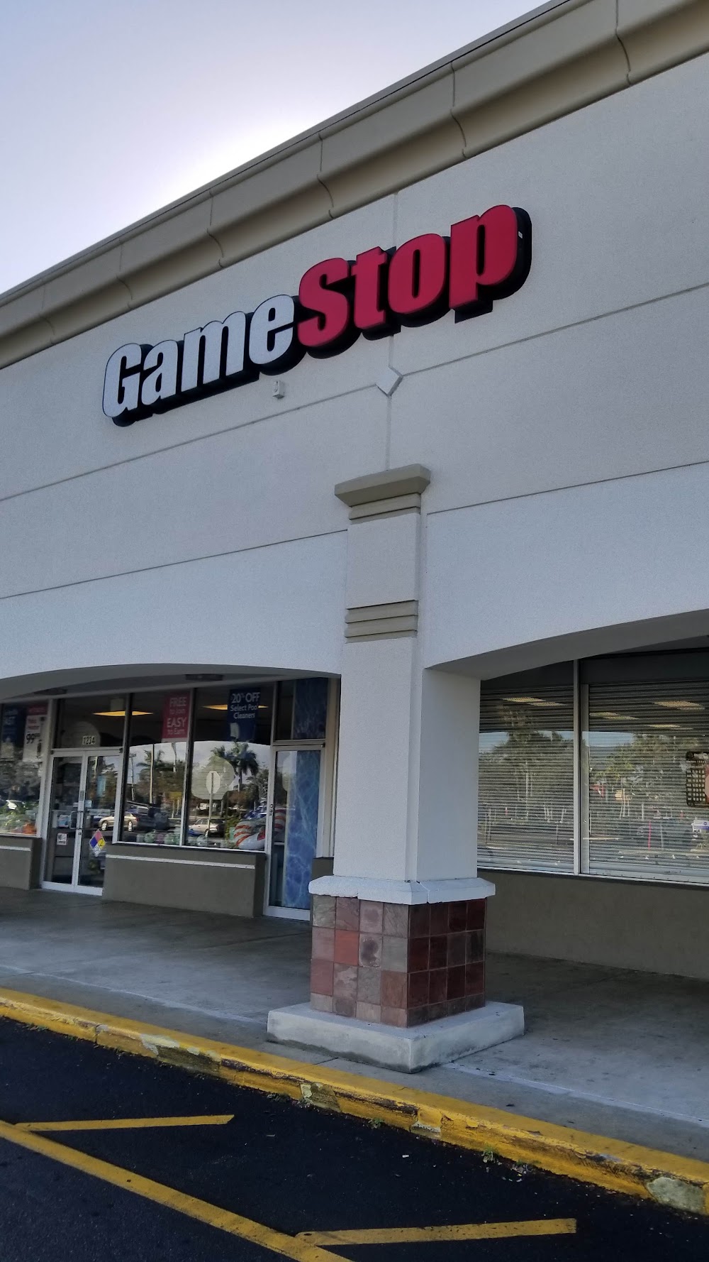 GameStop - 6345 - Plaza at Lake Park, tienda de TCG en West Palm Beach