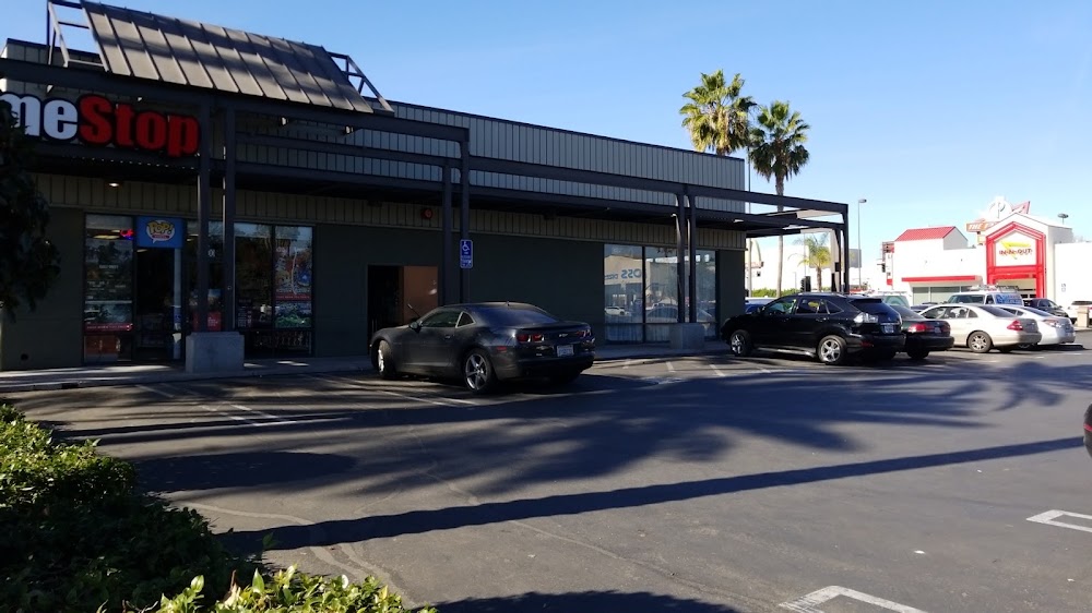 GameStop - 825 - Van Nuys, tienda de TCG en Los Angeles