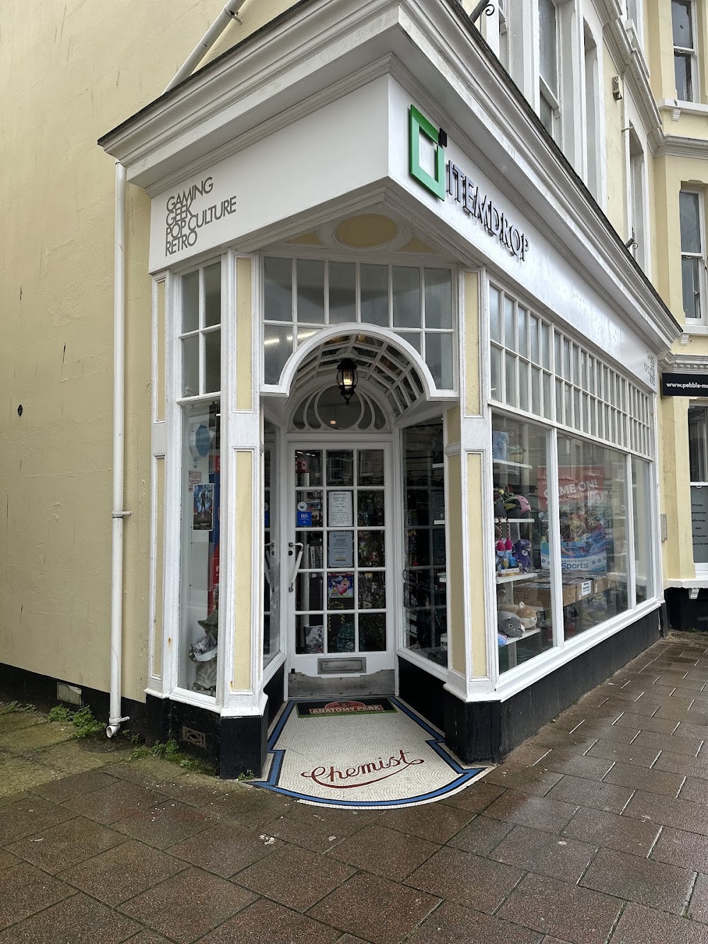 ITEMDROP, tienda de TCG en Axminster