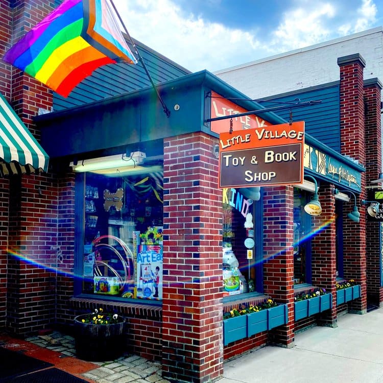 Little Village Toy & Book Shop, tienda de TCG en Littleton