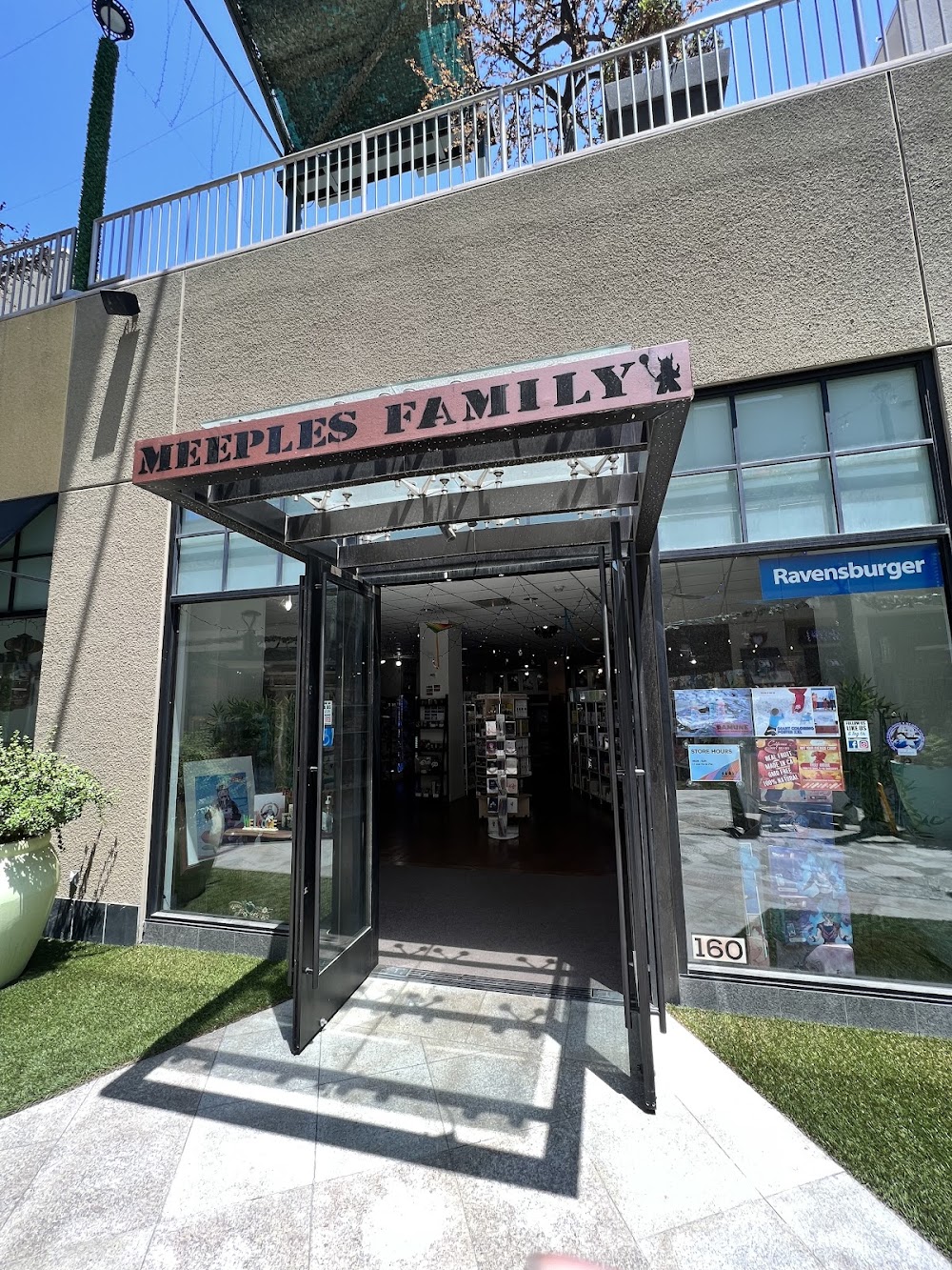 MEEPLES FAMILY BOARD GAME CAFE INC., tienda de TCG en Anaheim