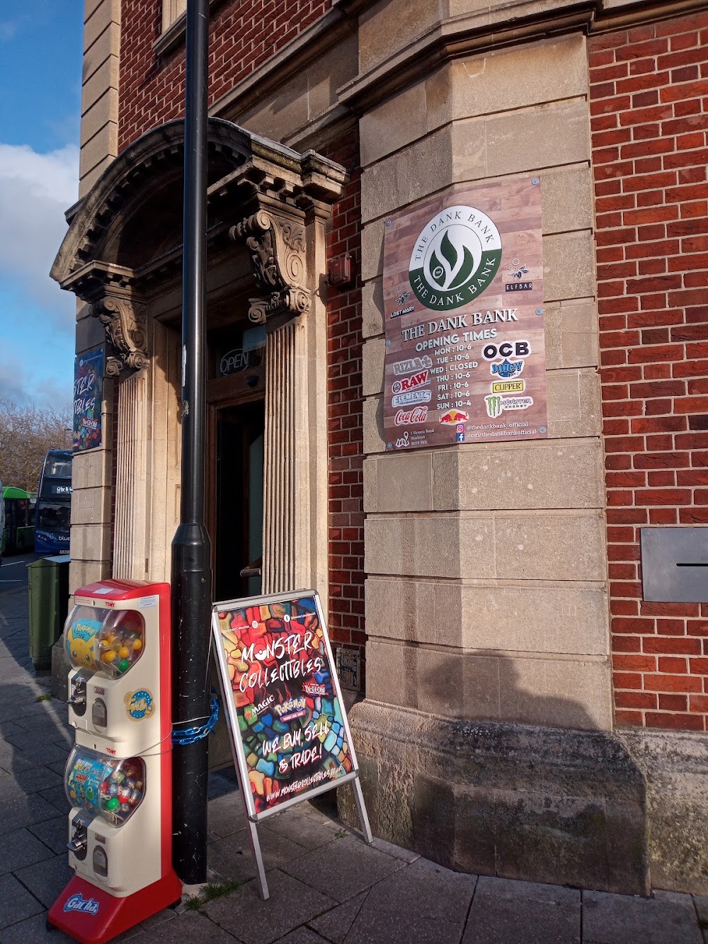 MONSTER COLLECTIBLES, tienda de TCG en Southampton