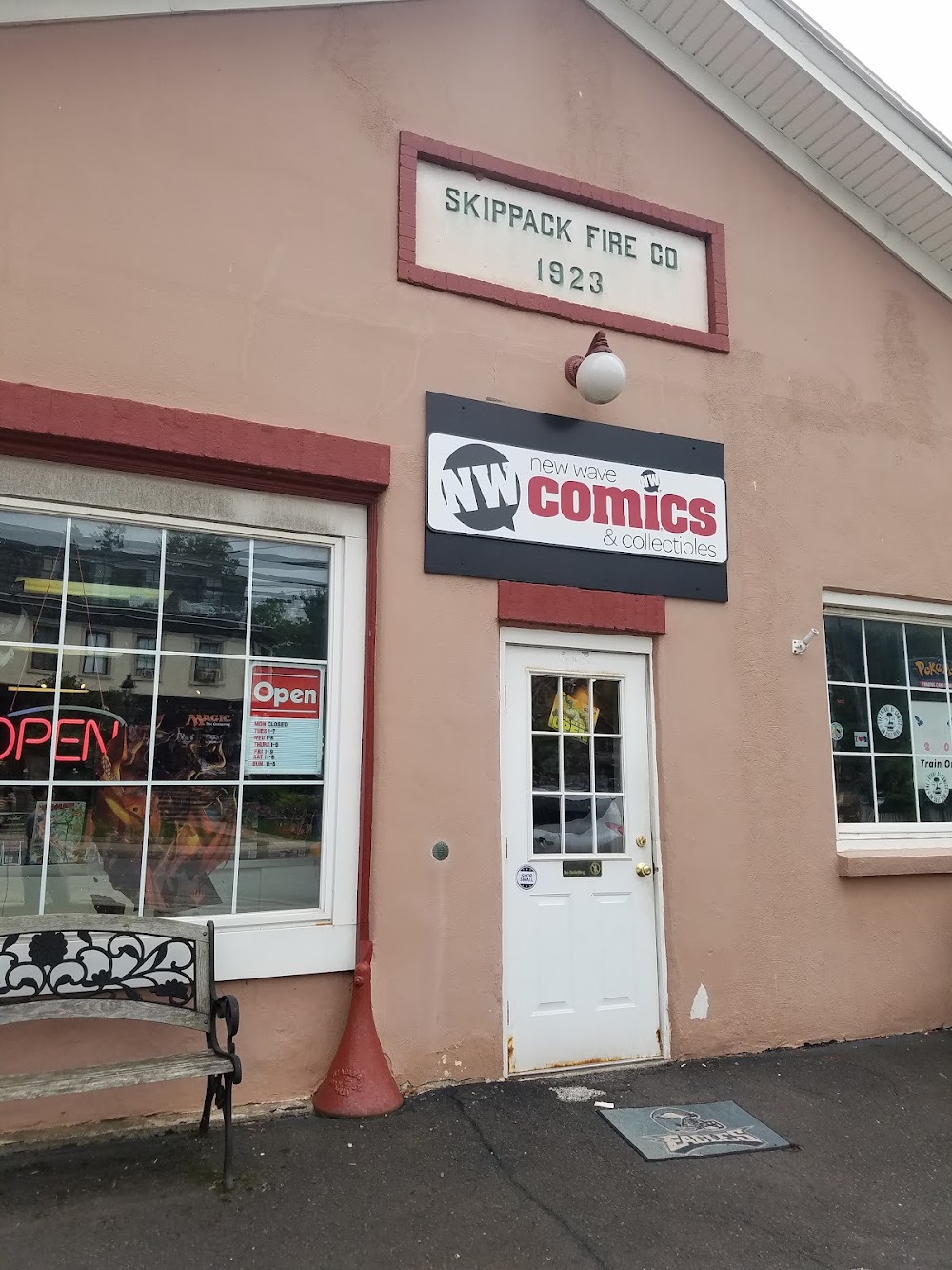 New Wave Comics & Collectibles, tienda de TCG en Schwenksville