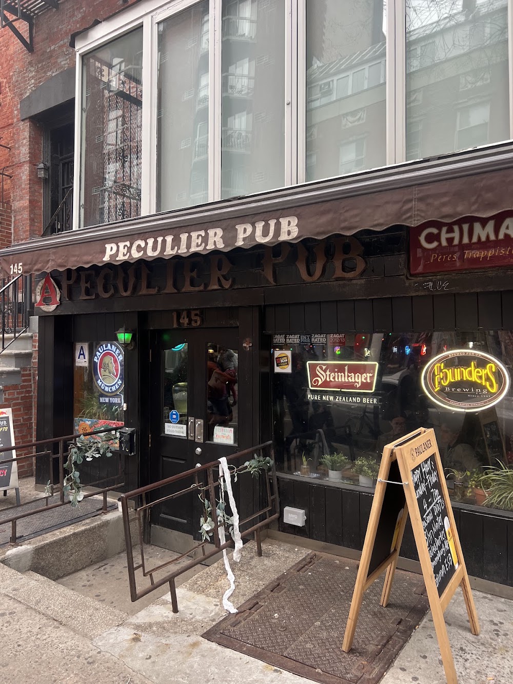 Peculier Pub, tienda de TCG en New York
