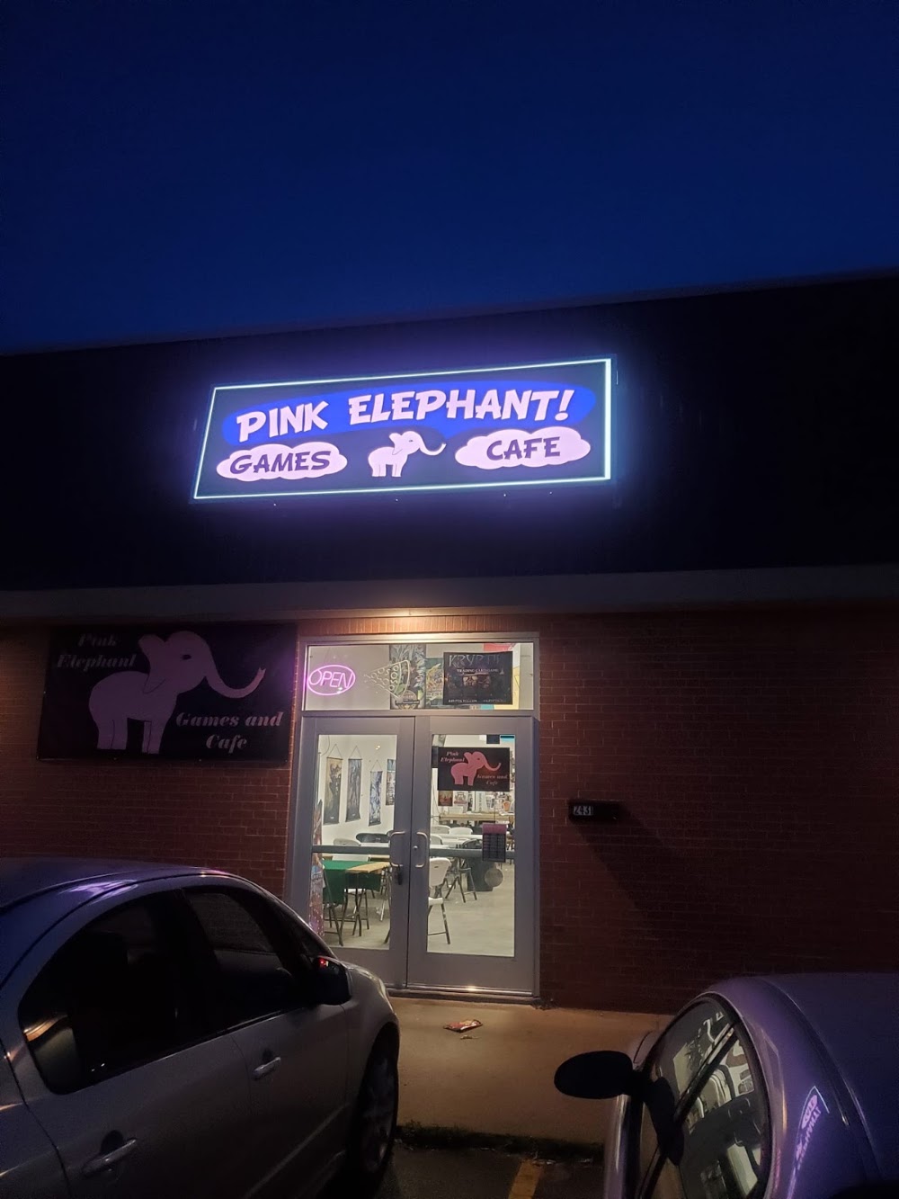 Pink Elephant Games and Hobby, tienda de TCG en Wichita