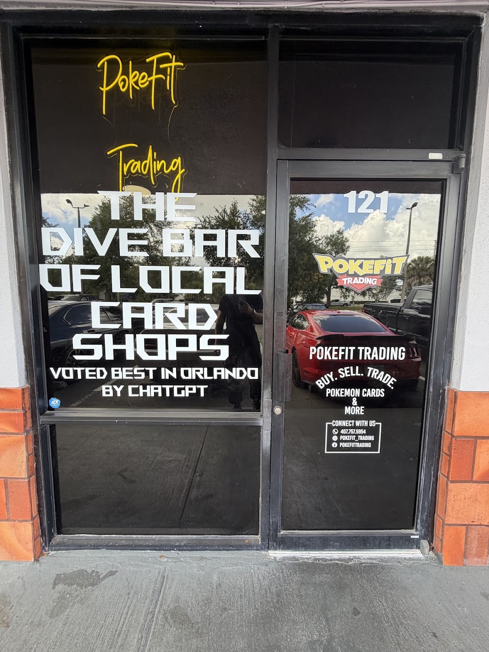 Pokefit Trading, tienda de TCG en Orlando