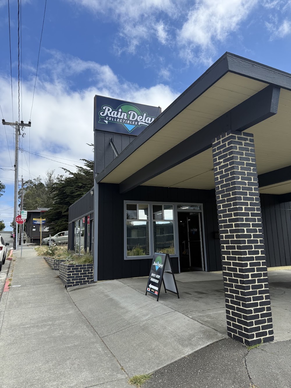 Rain Delay Card Co, tienda de TCG en Arcata