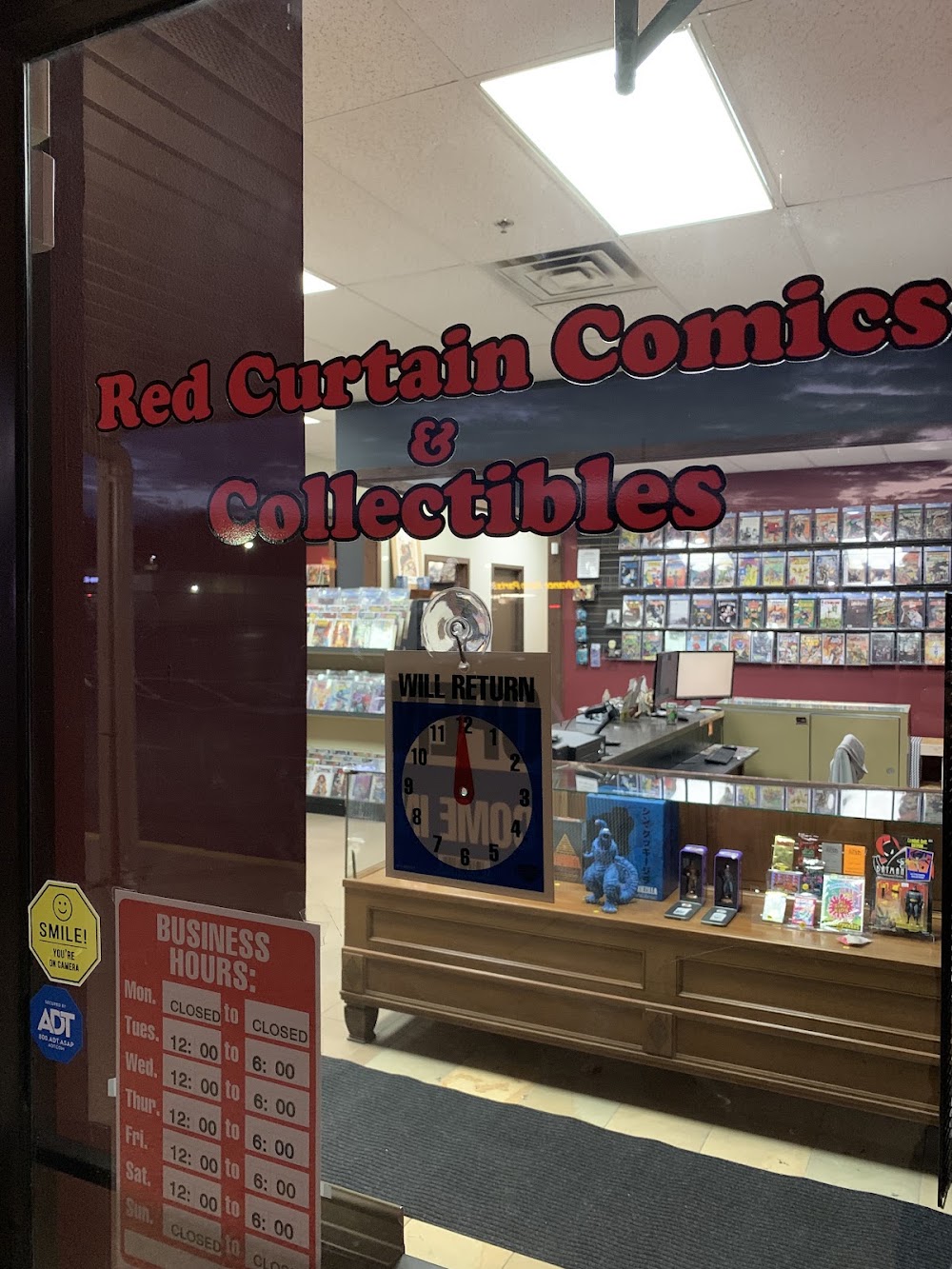 Red Curtain Comics & Collectibles, tienda de TCG en Akron