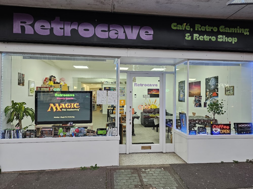 Retrocave, tienda de TCG en Poole