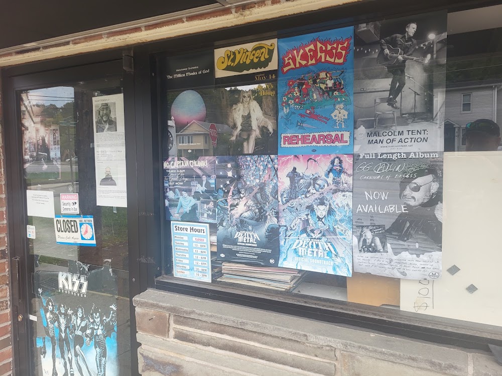 Revolution Records, tienda de TCG en Torrington