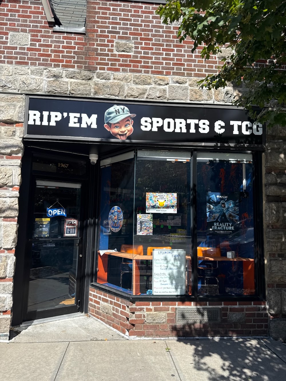 Rip'Em Sports, tienda de TCG en Larchmont