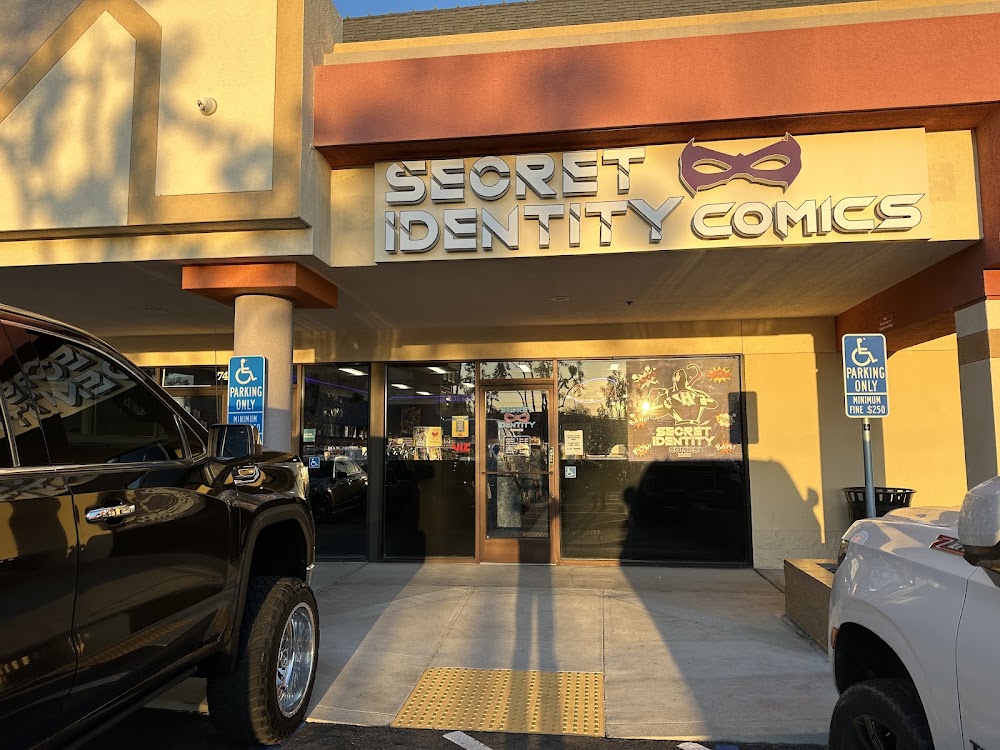Secret Identity Comics, tienda de TCG en Fresno