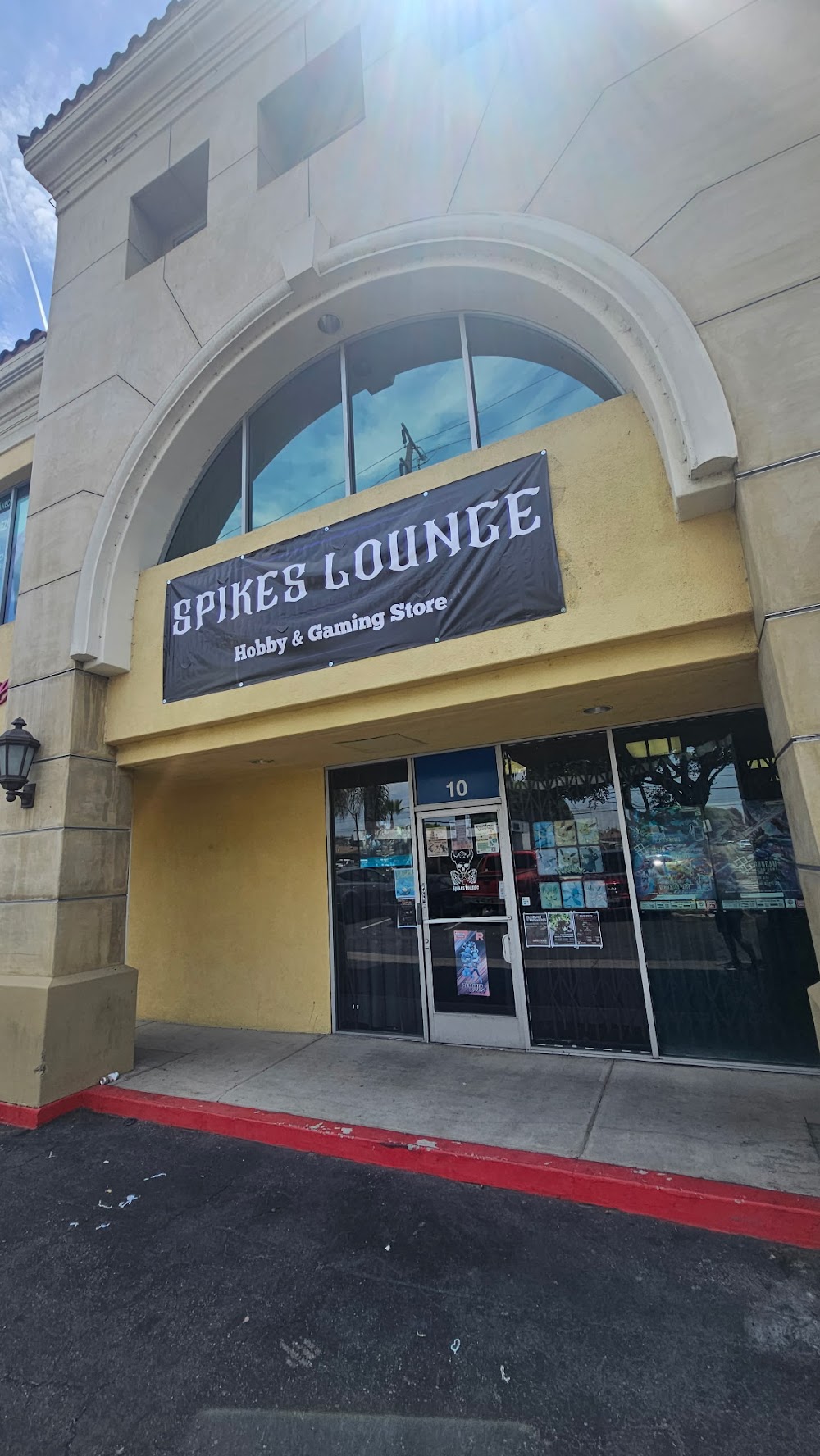 Spikes Lounge, tienda de TCG en Commerce