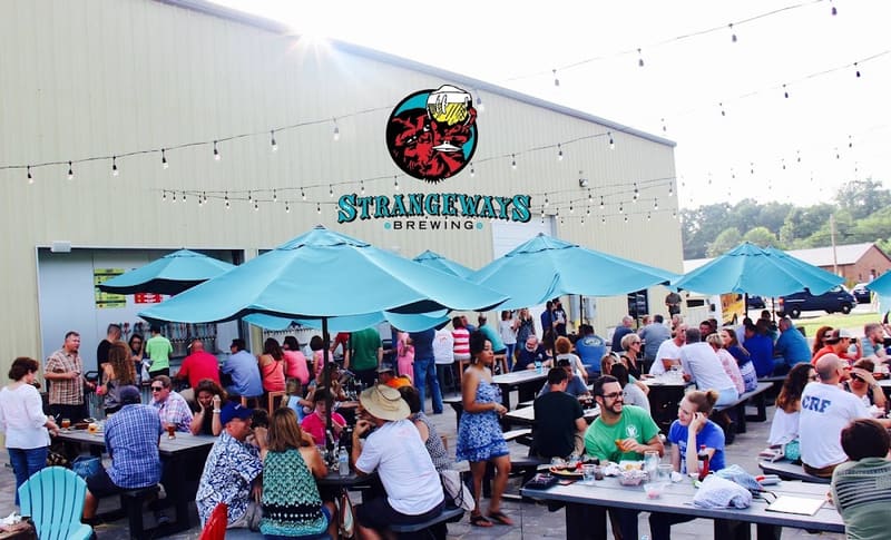 Strangeways Brewing, tienda de TCG en Fredericksburg