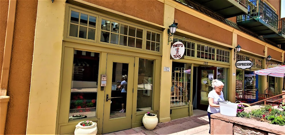 Theo's Toys and Games, tienda de TCG en Manitou Springs