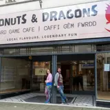 Donuts & Dragons, tienda de TCG en Carmarthen