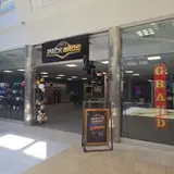 PackBros, tienda de TCG en Nashua