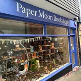Paper Moon Bookshop, tienda de TCG en Guildford