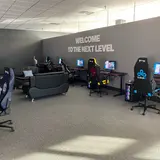 The Queue eSports Arena, tienda de TCG en Pella