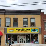 Wonderland Comics, tienda de TCG en Putnam